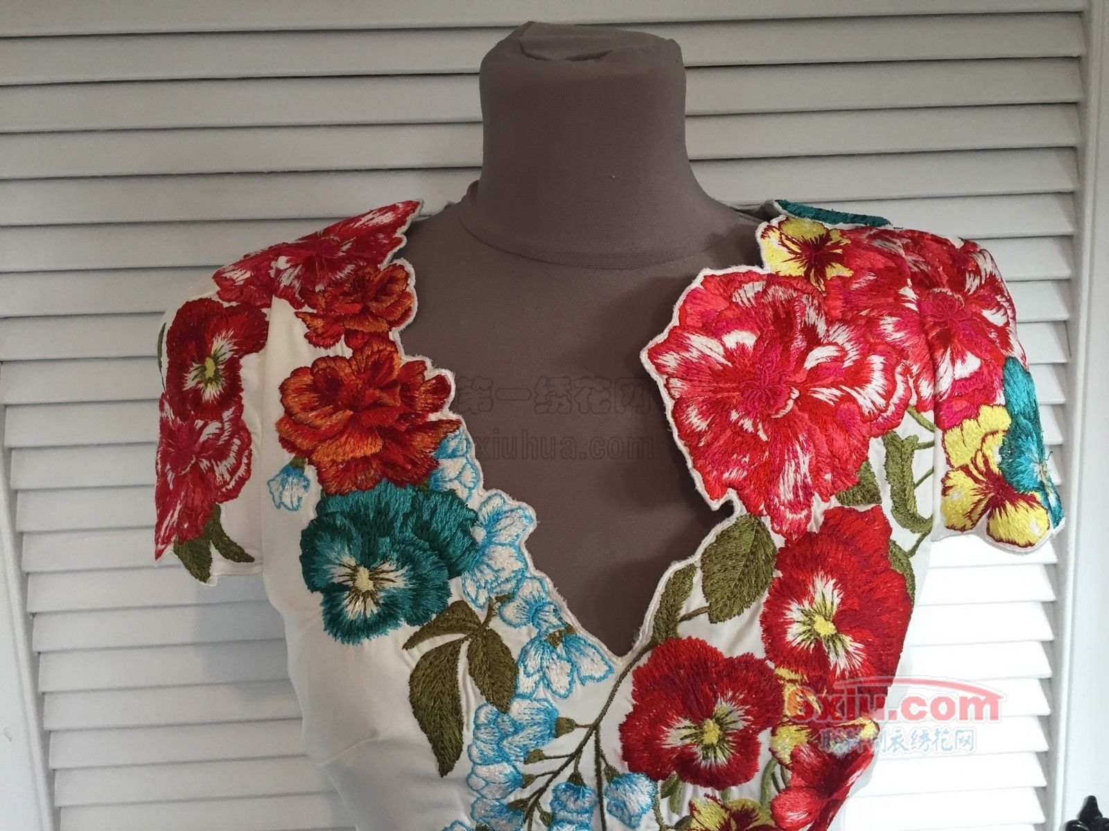 大红花衣领裙肩