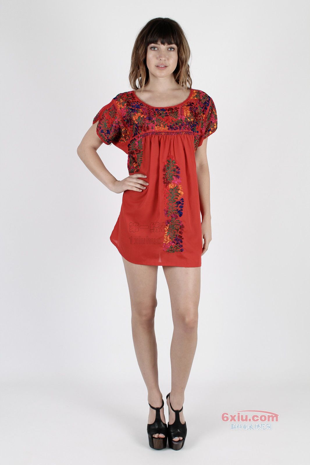 满胸绣花连衣裙