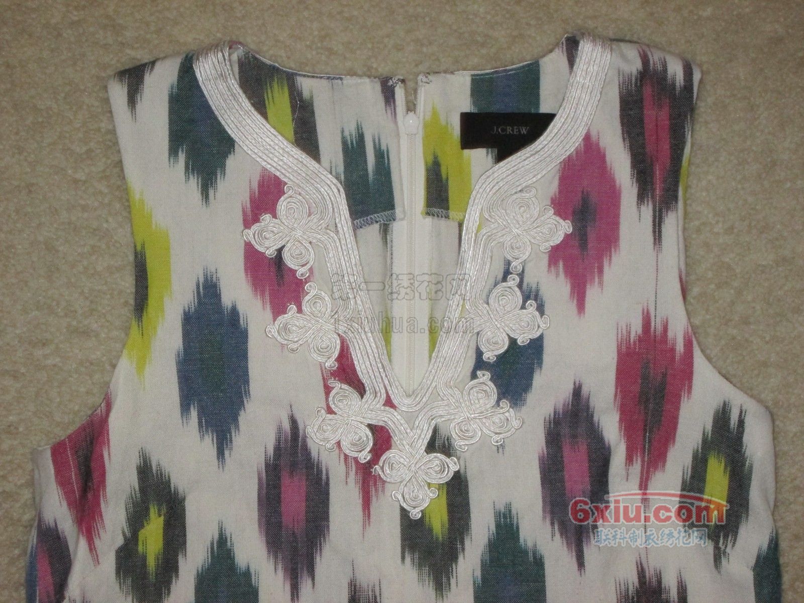 绳绣衣领连衣裙