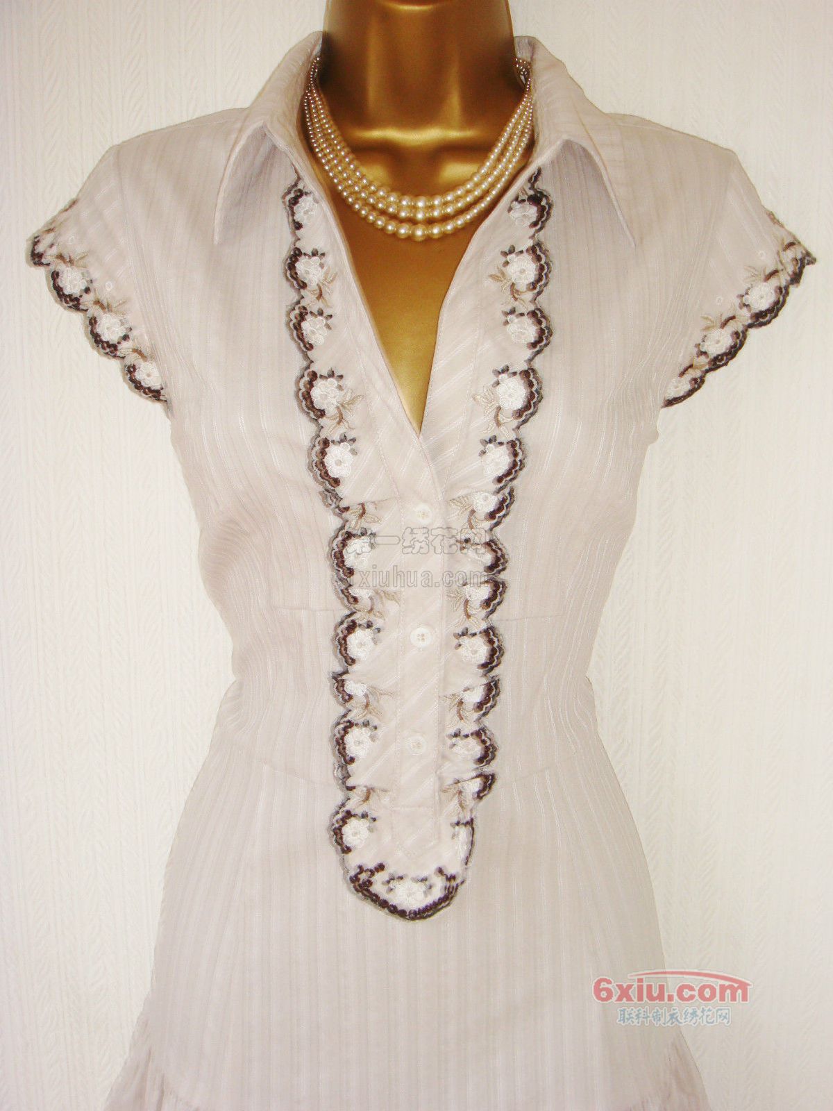 波浪衣领裙摆连衣裙