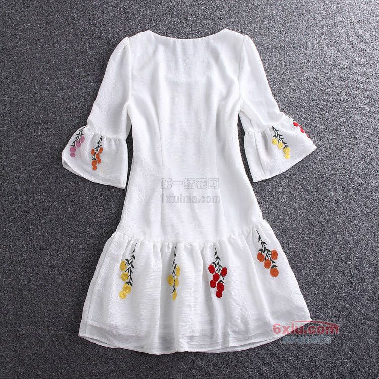 小花枝满绣连衣裙