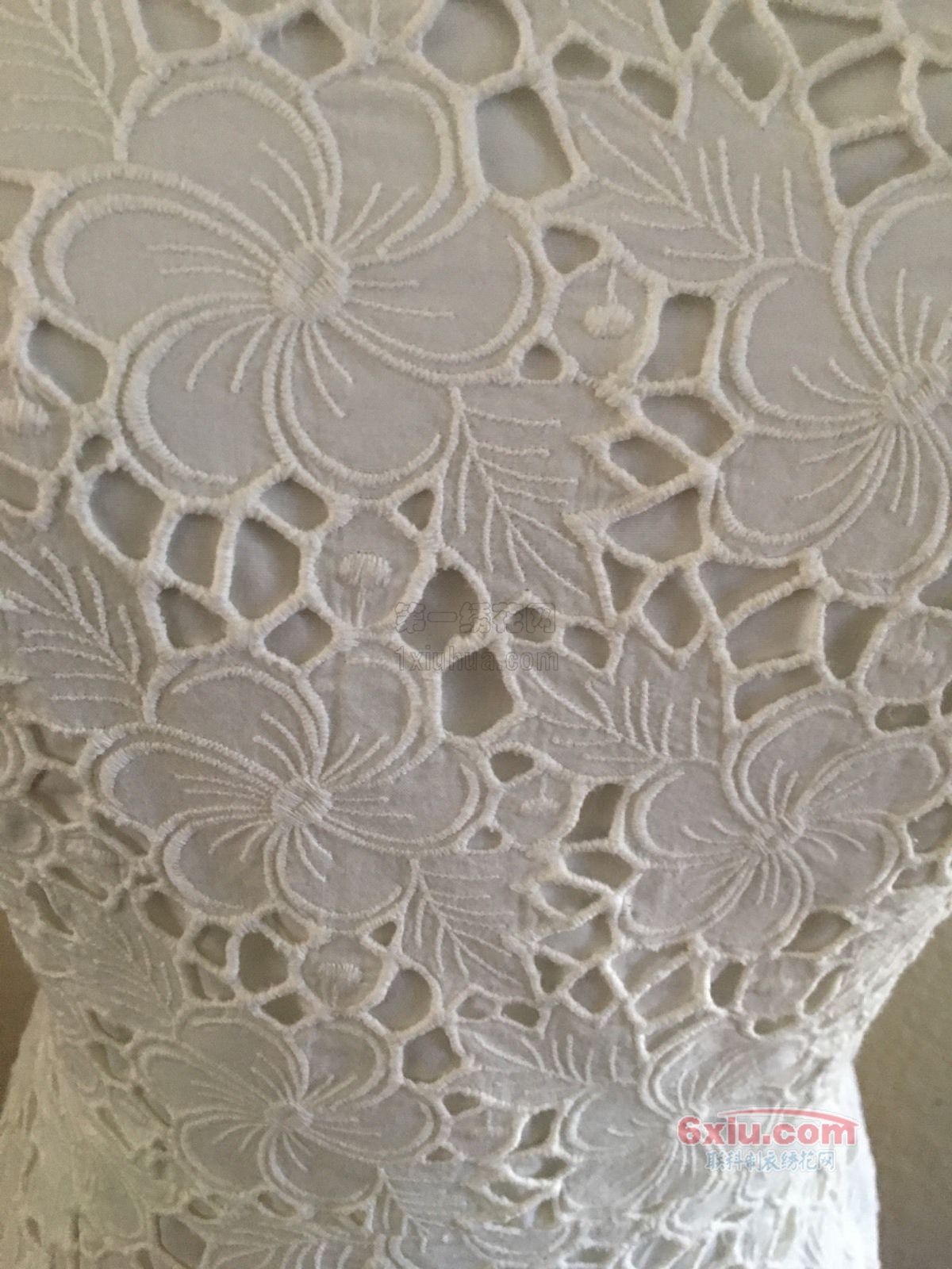 满幅镂空花朵抹胸裙