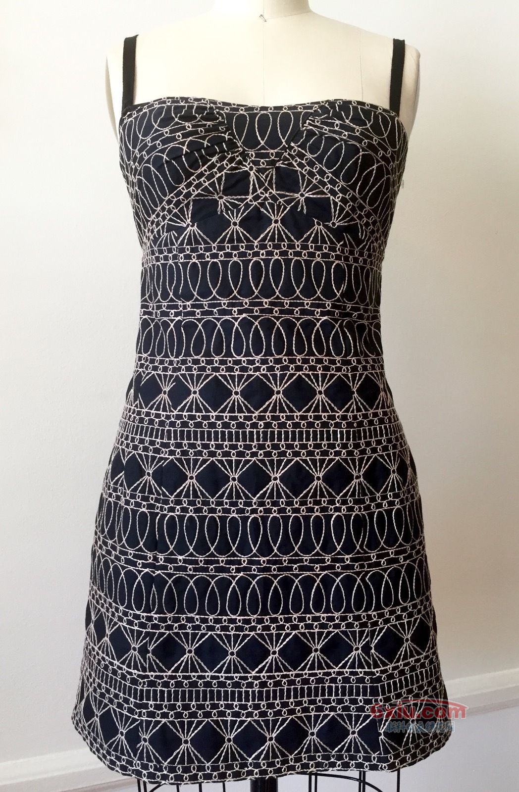 满幅绳绣几何排列吊带裙