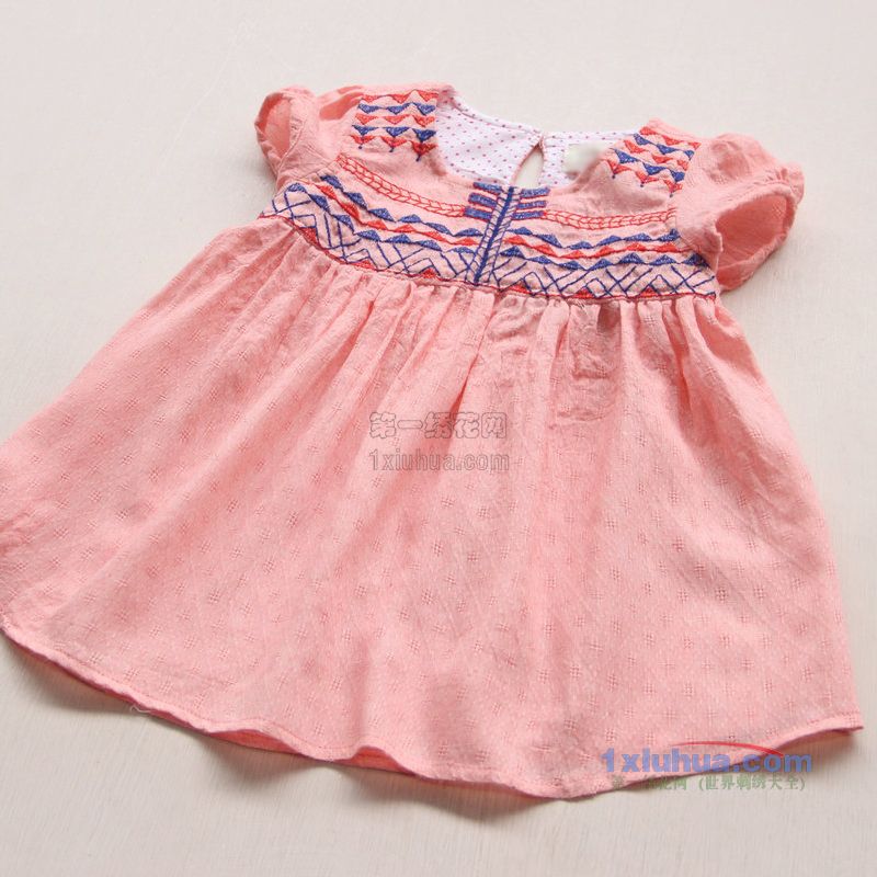 三角形线条胸前刺绣上衣