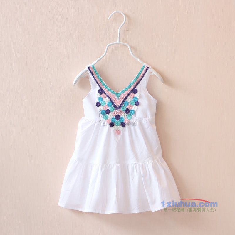 圆圈衣领刺绣裙